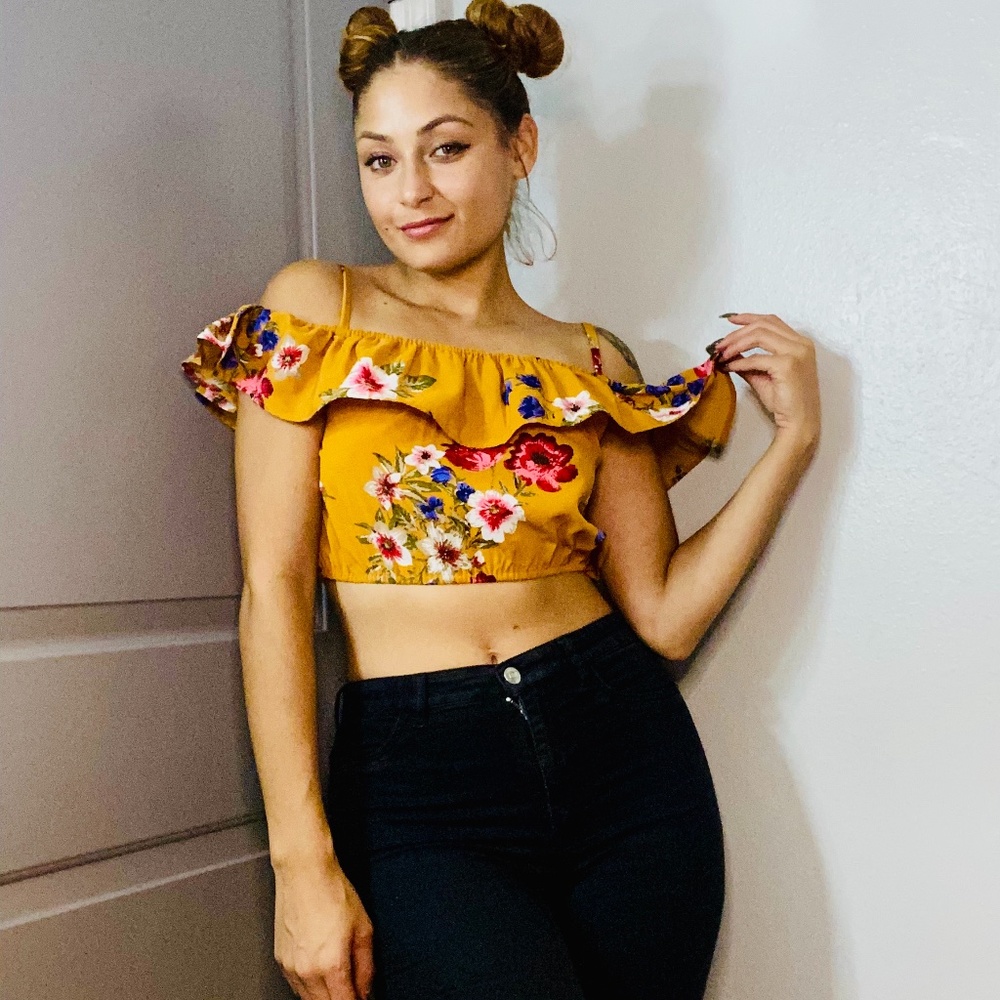 FLORAL TOP - RUFFLED  & PERFECT CONDITION (YELLOW)